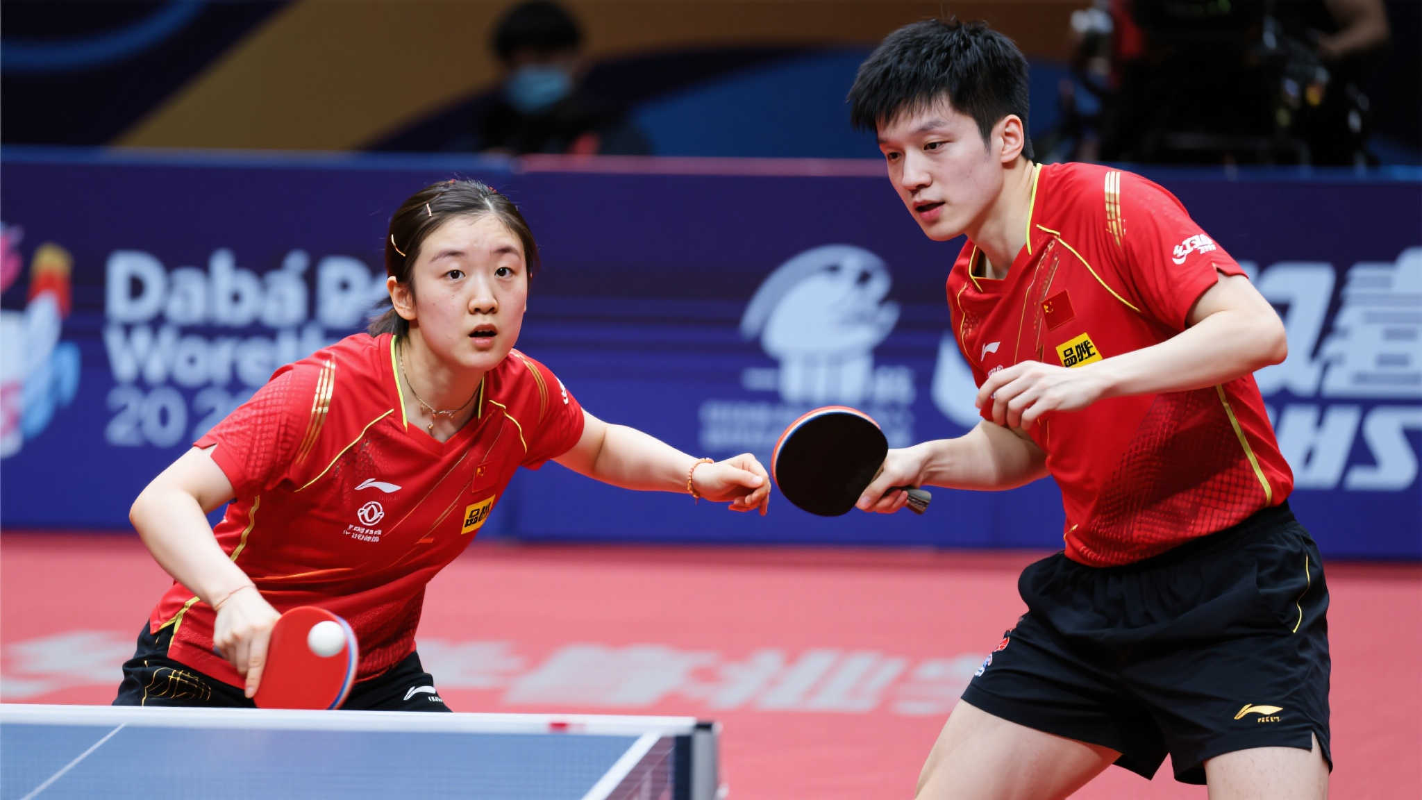 多哈世乒赛混双:王楚钦赛前球拍受损,仍携手孙颖莎3-0完胜巴西组合 多哈世乒赛混双:王楚钦赛前球拍受损,仍携手孙颖莎3-0完胜巴西组合